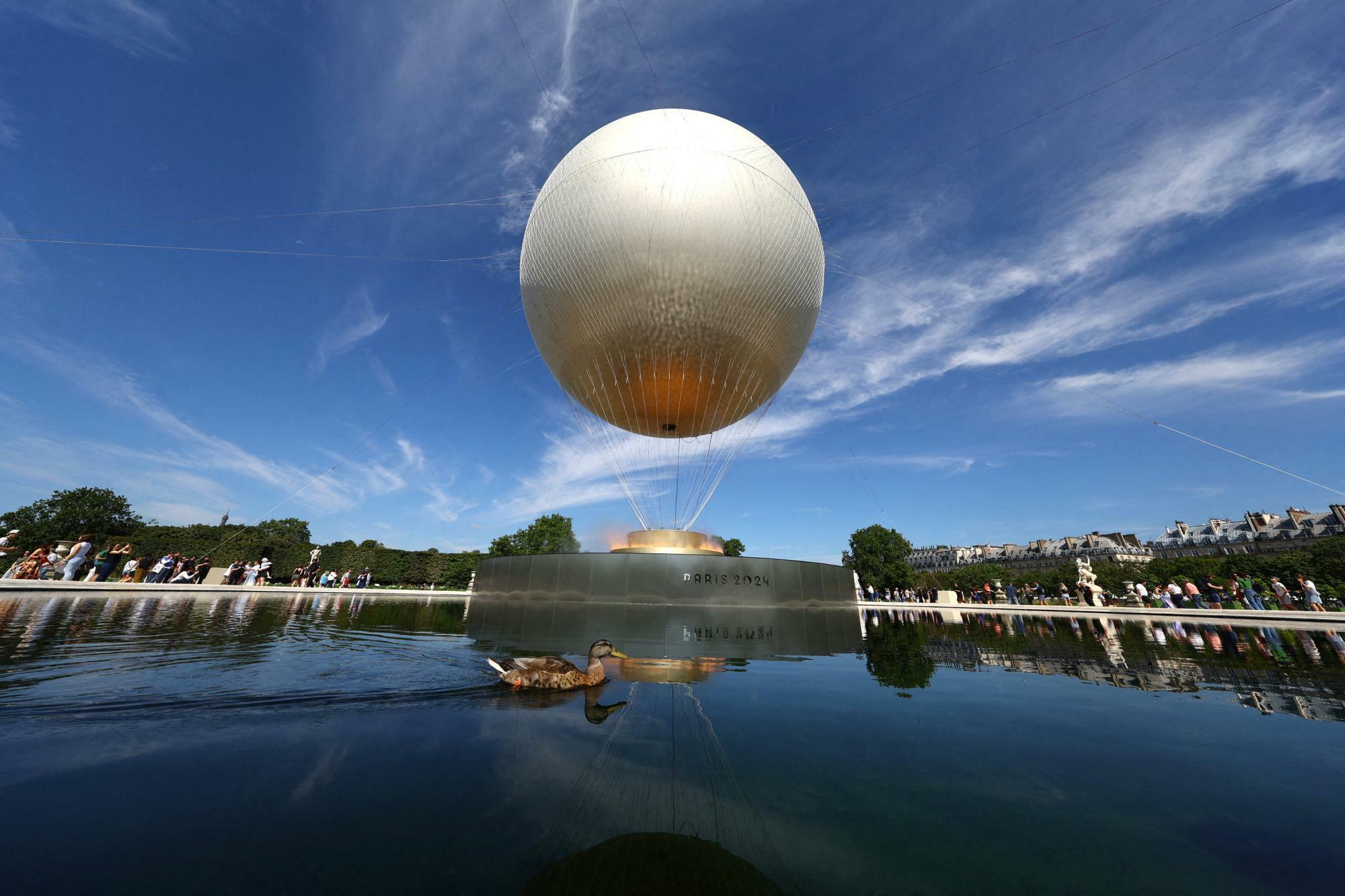 パリ・チュイルリー公園。池の上の聖火