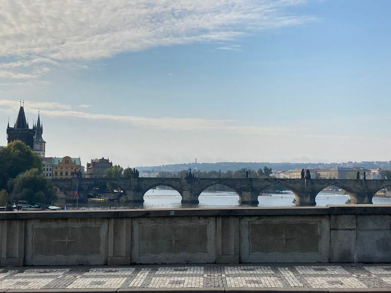プラハに架かるカレル橋（奥に見える）　写真：渡邊さん撮影