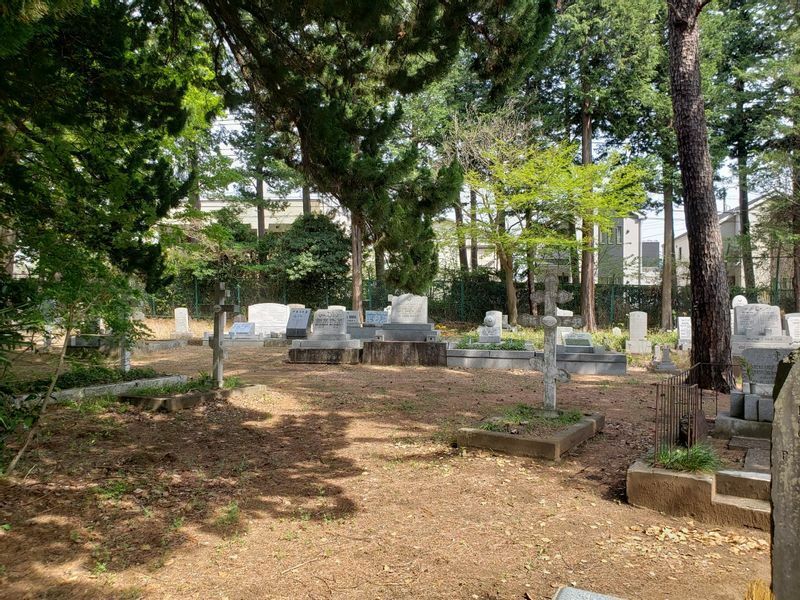 多摩霊園、外国人と札がある墓地　写真：石毛泰道さん提供