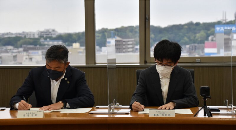 千葉県木更津市との提携協定締結式の様子。左が渡辺芳邦市長、右が栗本さん。