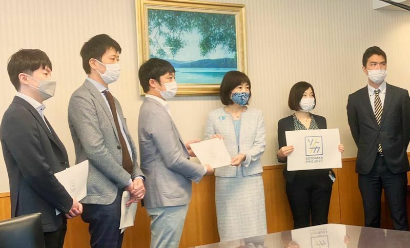 川本裕子人事院総裁に提言を手交する　写真：「ソトナカプロジェクト」提供