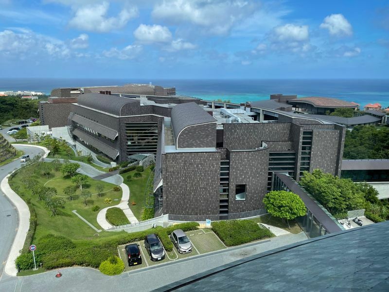Lab４から望む沖縄科学技術大学院大学（OIST）のキャンパス　写真：筆者撮影