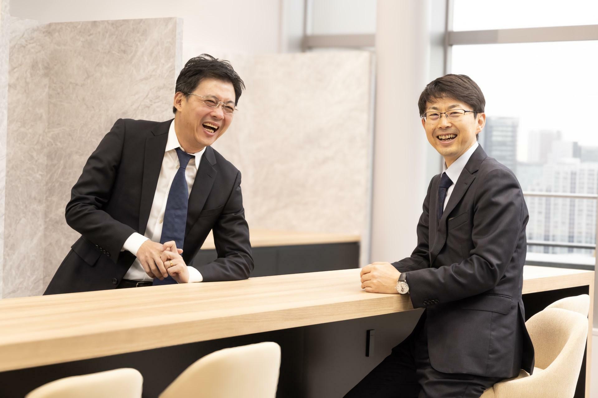 遠藤智さん（右）と談笑する方永義RST社社長（左）　写真：RST社提供