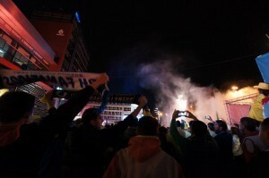 ワールドカップ会場にボスニア国歌が流れると、発煙筒が焚かれ花火が打ち上げられた（サラエボ市街）