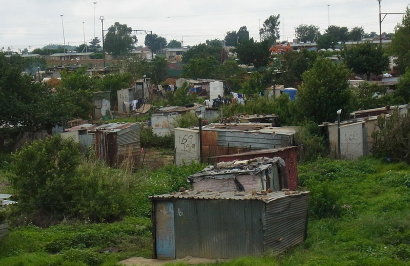 タウンシップの貧困地域に並ぶトタンの家（Soweto@Johannesburg)