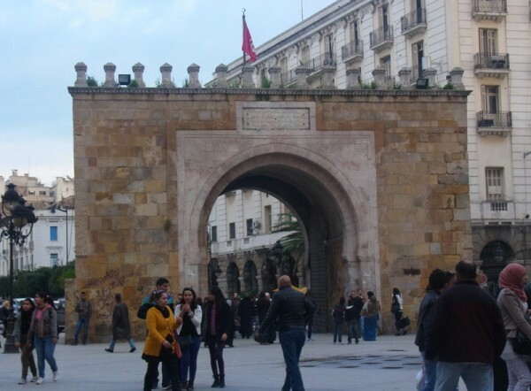チュニスの観光地スーク（市場）の入口にあるフランス門