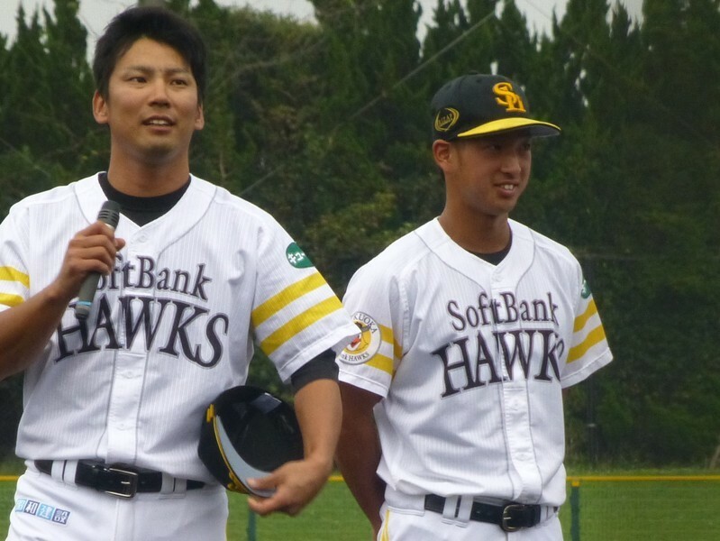 大場投手（左）の「若鷹スピーチ」に笑顔を見せる古澤選手