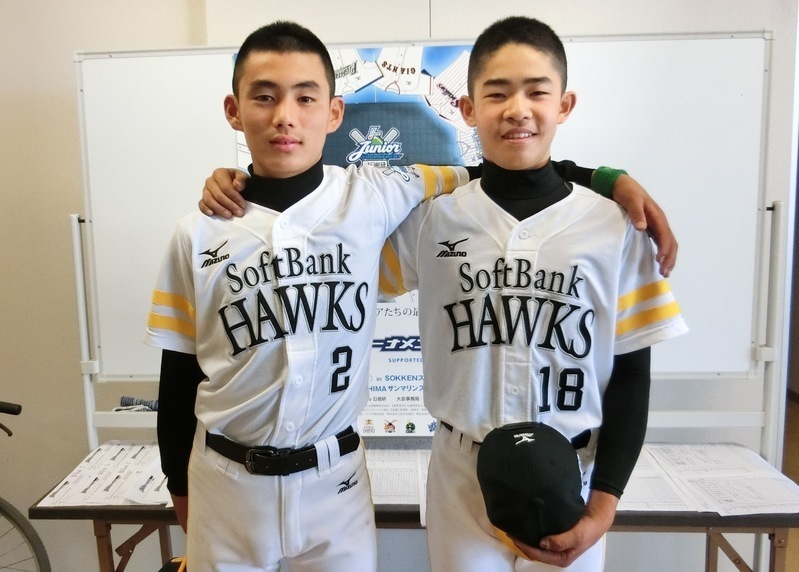 関戸選手（背番号18・右）。左は、少年野球チームでもバッテリーを組む香田選手