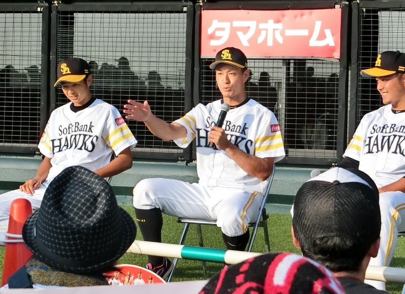 V打の城所(中央)。試合後は筑後ファン感謝デーでトークショー