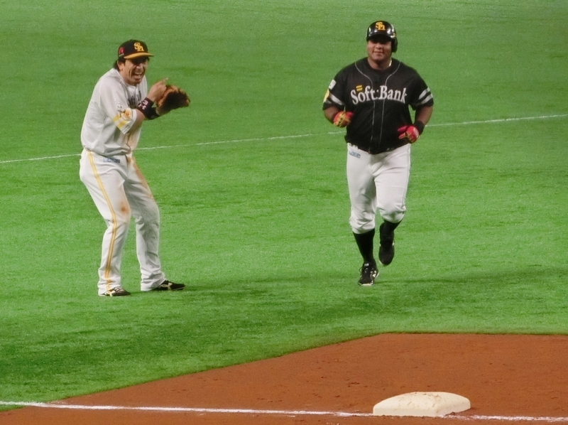 悠然とベースを回るデスパイネ(右)。三塁手の松田も祝福の笑顔　