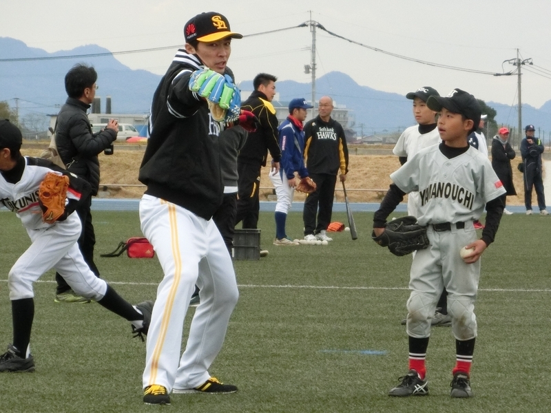 投球フォームを指導する和田「故障しないためにも良い投げ方を」