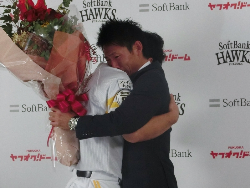 会見後、同級生の長谷川勇也外野手が花束を持って現れた。我慢していた涙があふれ出した。