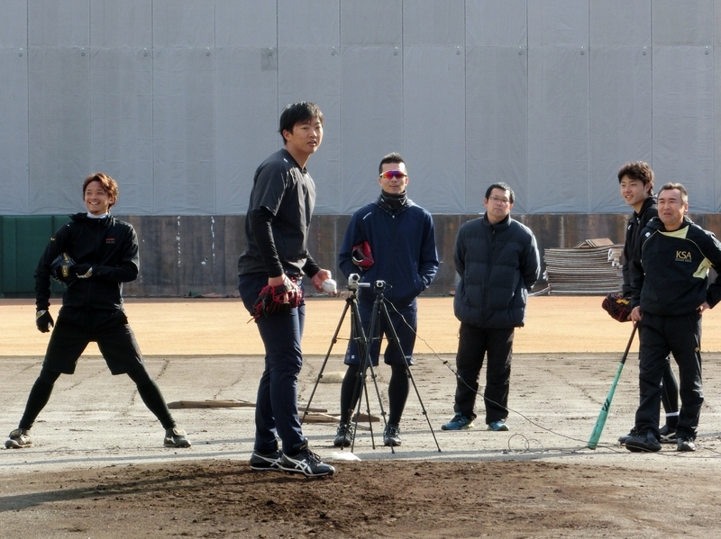 今年１月は２年連続で「鴻江スポーツアカデミー」の合宿に参加。東浜（一番左）や千賀（左から３人目）らと高め合った（筆者撮影）