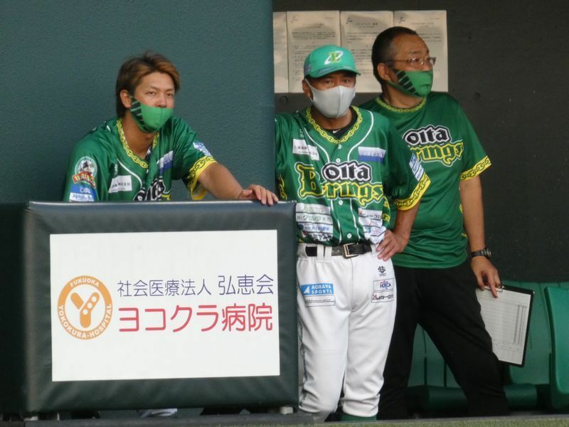 中央が大分B-リングスの廣田監督。左は元横浜DeNA、オリックスの白崎浩之内野手兼コーチ（筆者撮影）
