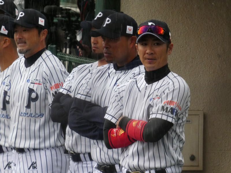 雨の中待ったが、無念の中止。一番右が西岡監督