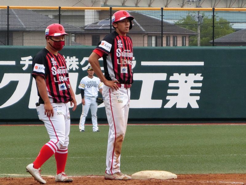 4安打を放った火の国・中野(右)