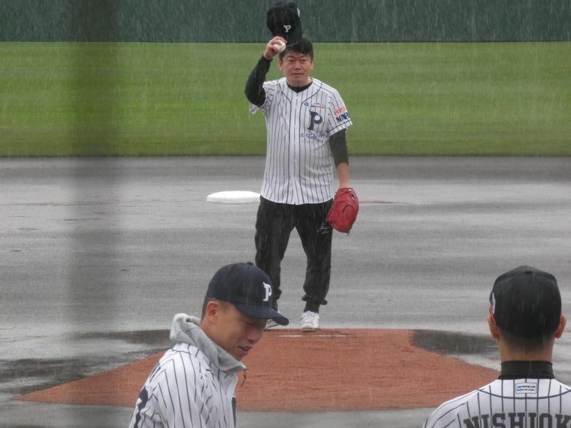 雨天中止となったが、本来は３月１９日が球団初試合だった。雨の中だったが、堀江氏は始球式を行った（筆者撮影）