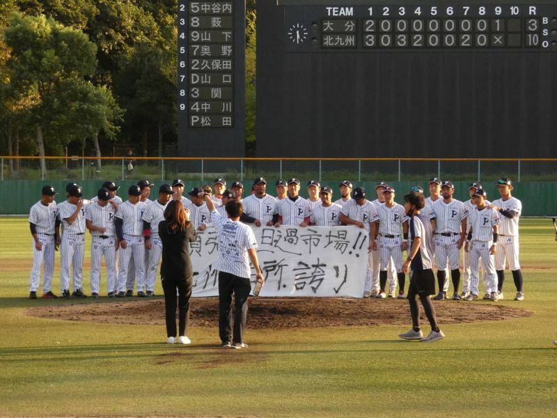 福岡県内での今季ラストゲーム。試合後は記念撮影を行っていた。北九州の旦過市場復興を願う横断幕を、大分Ｂ－リングスの応援団に借りて撮影に臨んだ。