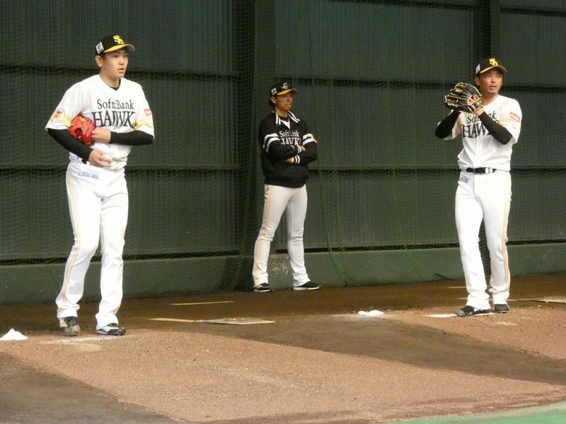 石川（左）と東浜（右）。中央は斉藤和巳投手コーチ