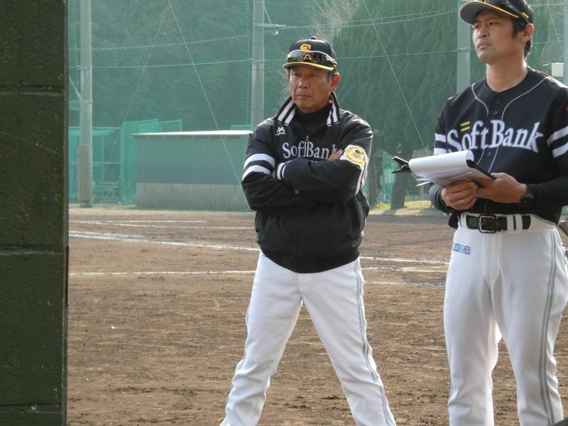 左が小川４軍監督。右は中田賢一４軍投手コーチ