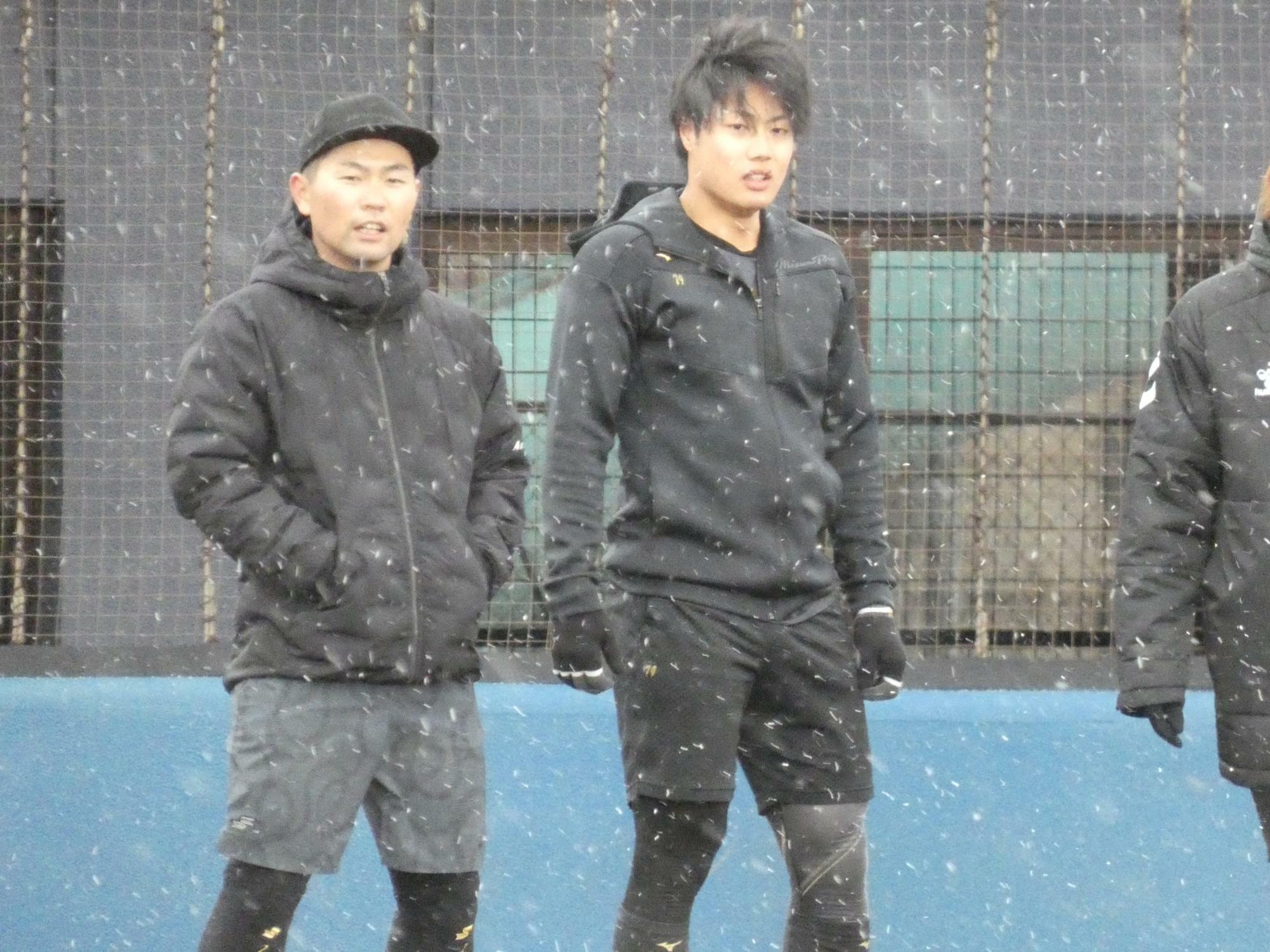 この日の自主トレは雪の中行われた。左は中村晃