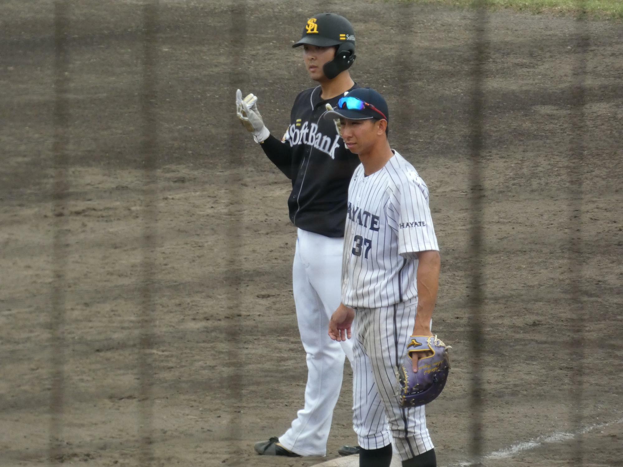 勝ち越し打直後。くふうハヤテの一塁手はかつてソフトバンクに在籍した福田
