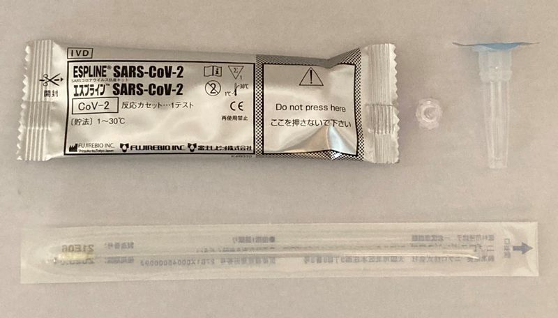 抗原検査キット「エスプライン SARS-CoV-2」の中身(筆者撮影)