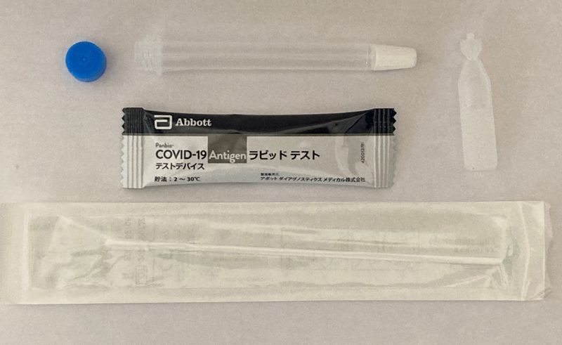 抗原検査キット「Panbio COVID-19 Antigen ラピッドテスト」の中身（筆者撮影）