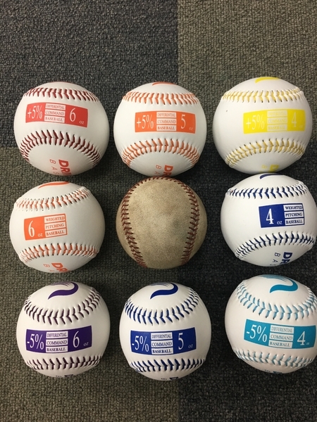 大小や軽重の異なる９種類のボール（写真提供：武田高校硬式野球部）