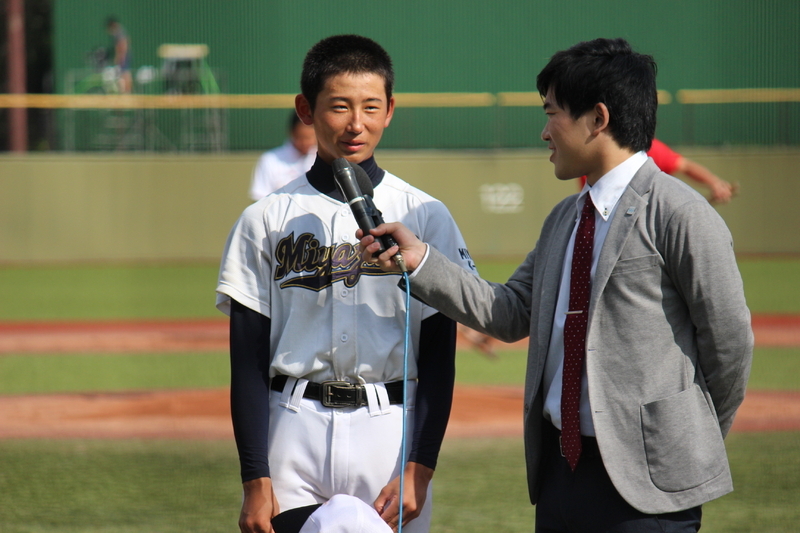 試合後のインタビューでは、どの選手もやや緊張しながらも自然と笑みがこぼれた(筆者撮影)