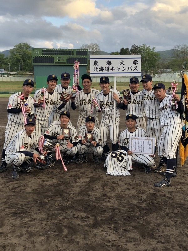 2018年春季リーグ優勝時の写真。今川と同じ悔しさを持った百目鬼浩太と中村海誠も信越硬式野球クラブの一員として都市対抗に出場する(本人提供)