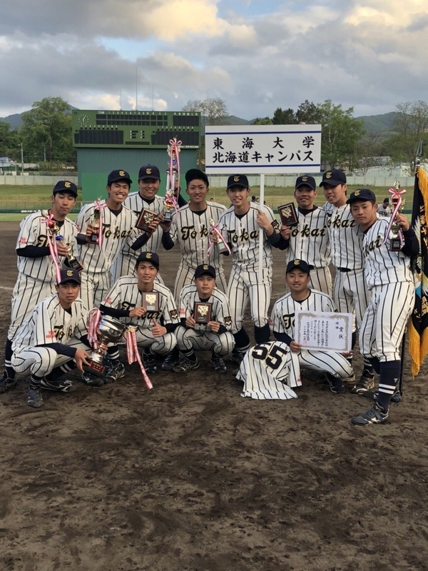 2018年春季リーグ優勝時の写真。今川と同じ悔しさを持った百目鬼浩太と中村海誠も信越硬式野球クラブの一員として都市対抗に出場する（本人提供）