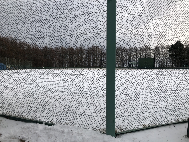 東農大北海道オホーツクのグラウンドは冬場は雪に覆われるため網走市のオホーツクドームという室内練習場で練習を行う