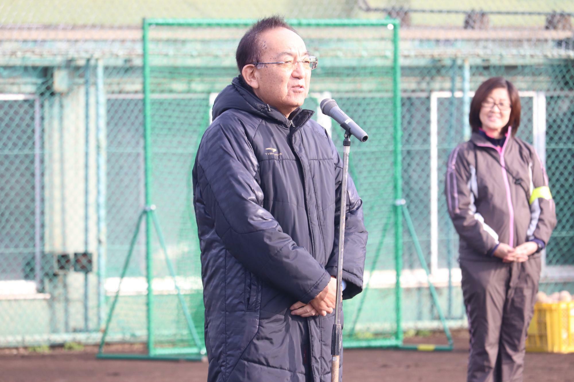 開会の挨拶をする守谷市・松丸修久市長。自主トレ初日には両選手による表敬訪問も行われた（筆者撮影）。