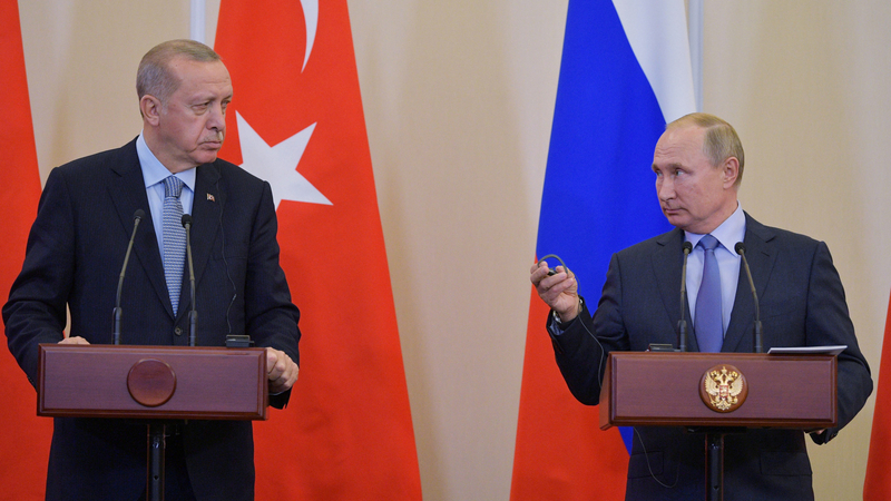 トルコのエルドアン大統領は10月22日、「即位の礼」への参列を急きょ取りやめ、訪露。プーチン大統領と会談し、シリア国境のクルド人勢力排除で合意した （写真:ロイター/アフロ）