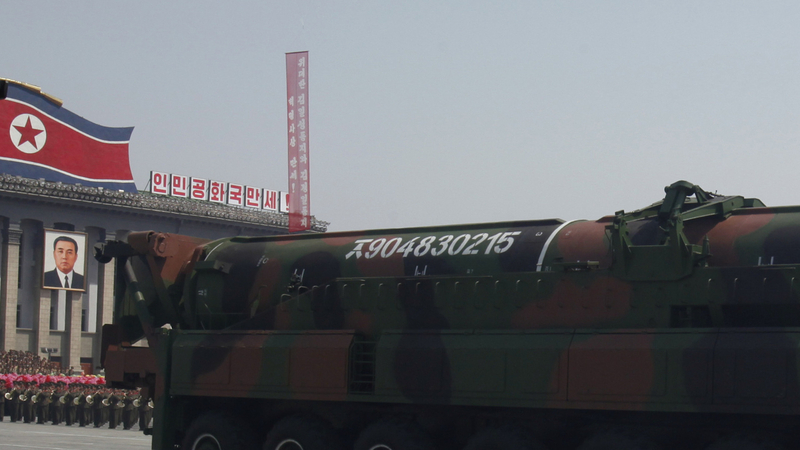 2012年4月15日の平壌での軍事パレードで登場したミサイル。ミサイル番号前にハングル文字が付いている（写真:ロイター/アフロ）