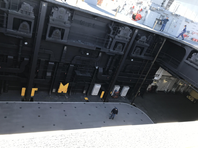 飛行甲板と格納庫を上下につなぐ航空機運搬エレベーター（2018年2月、高橋浩祐撮影）