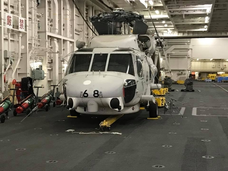 海上自衛隊のヘリコプター護衛艦「いずも」の格納庫におさまるSH-60J哨戒ヘリコプター（2018年2月、高橋浩祐撮影）