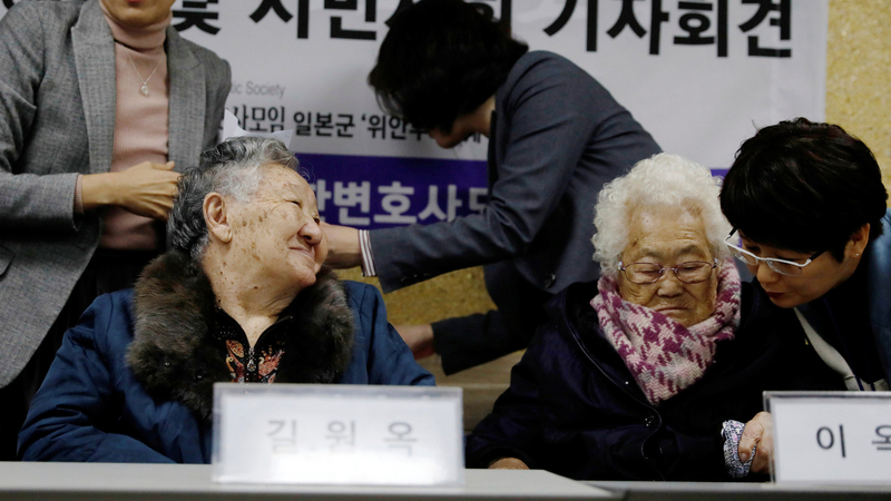日本政府を相手にした損害賠償訴訟の第1回口頭弁論に先立ち、ソウル市内で記者会見する元慰安婦たち。2019年11月13日撮影（写真:ロイター/アフロ）