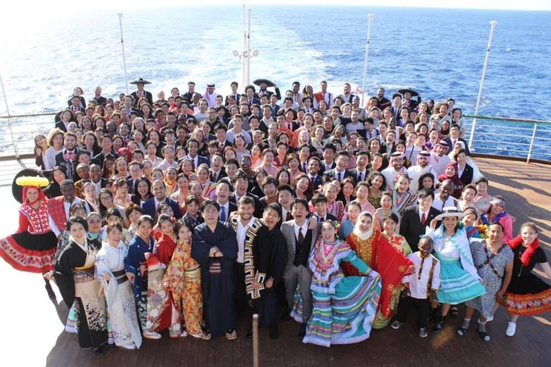 内閣府主催の2019年度「世界青年の船」の参加者たち。日本からの約120人を含む世界11ヵ国からの青年約240人が参加した。（内閣府提供）