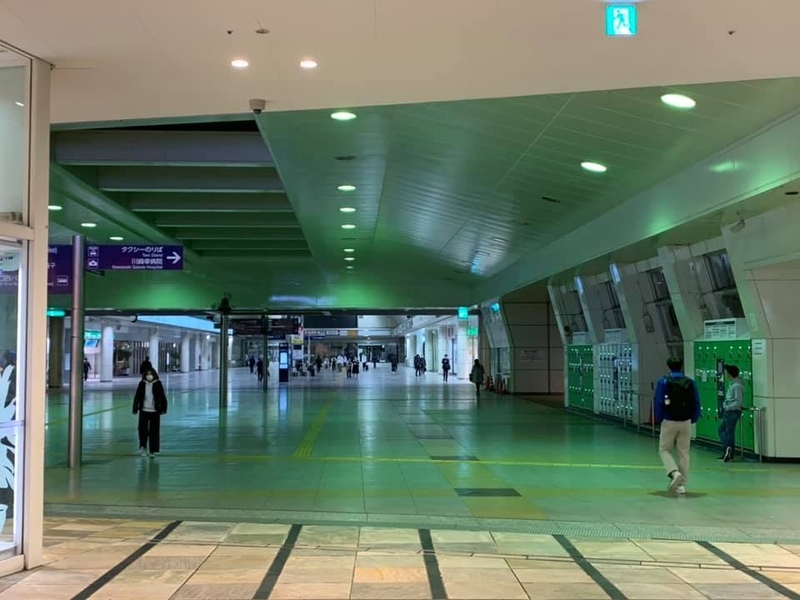 緊急事態宣言発令後の4月7日午後11時過ぎ、JR川崎駅中央改札口前には普段と違い、ほとんど人がいなかった（筆者撮影）