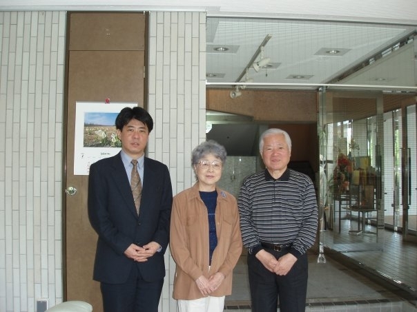 2009年4月、川崎市内の横田さんご夫妻の自宅マンションで（左端は筆者）（高橋浩祐撮影）