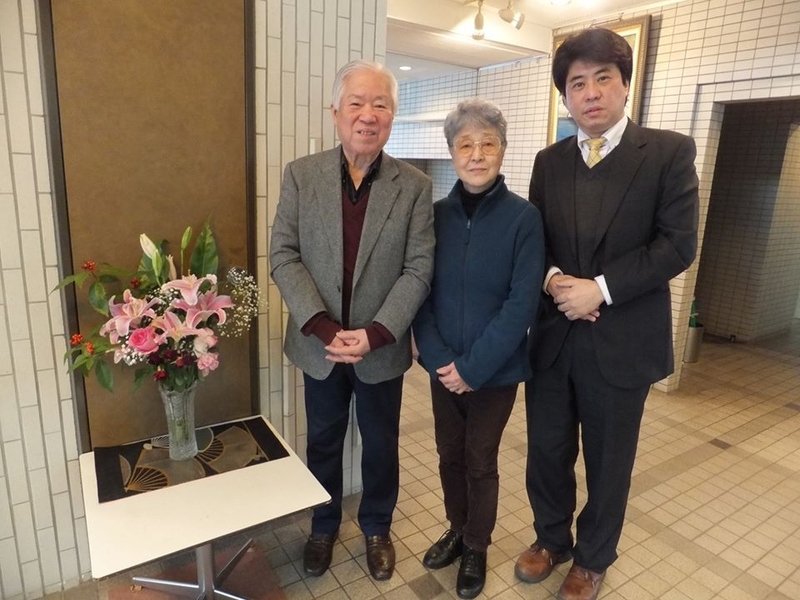 2014年2月、川崎市内の横田さんご夫妻の自宅マンションで（右端は筆者）（高橋浩祐撮影）