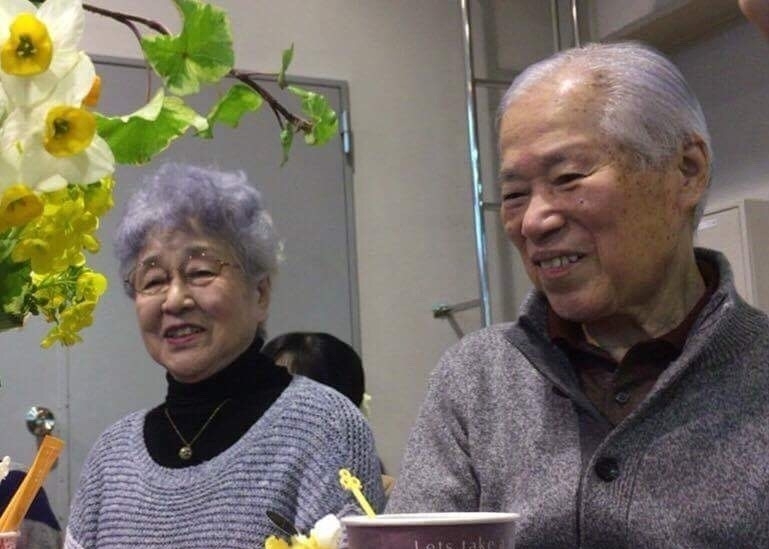 2017年2月5日に早紀江さんの誕生日にあわせて行われた「横田夫妻を囲む会」で笑顔を見せる早紀江さんと滋さん（高橋浩祐撮影）