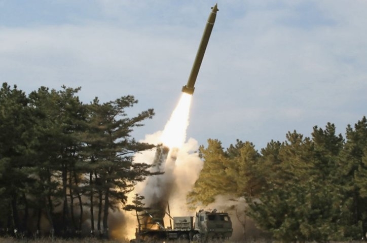 「KN-25」のコード名で知られる北朝鮮の超大型多連装ロケット砲（KCNA）