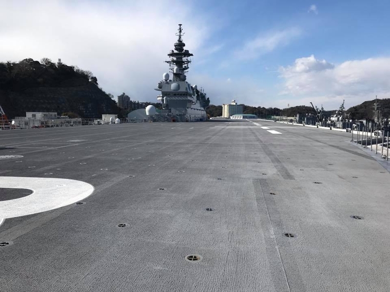 海上自衛隊最大の護衛艦「いずも」の飛行甲板（2018年2月、高橋浩祐撮影）