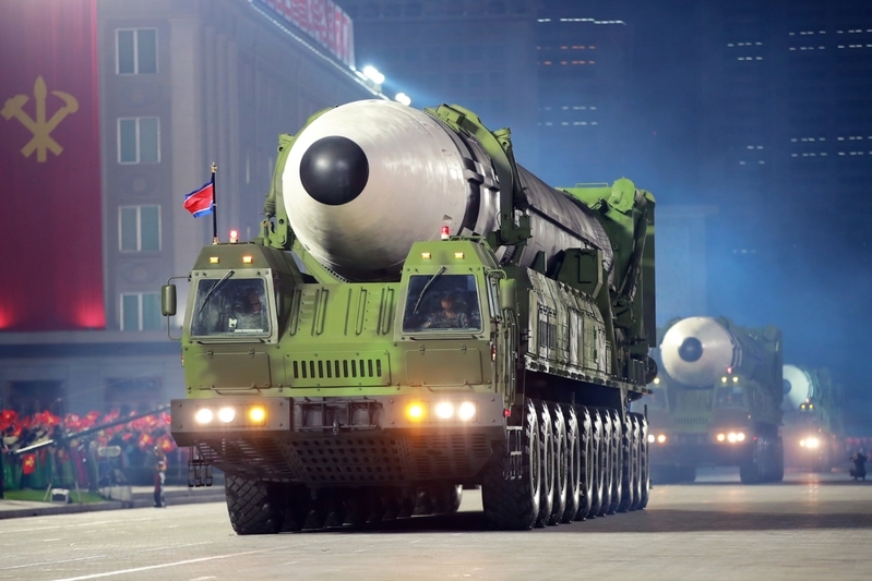 北朝鮮が初公開した新型ICBM。火星15よりミサイルの長さが伸び、巨大化している（朝鮮中央テレビより）