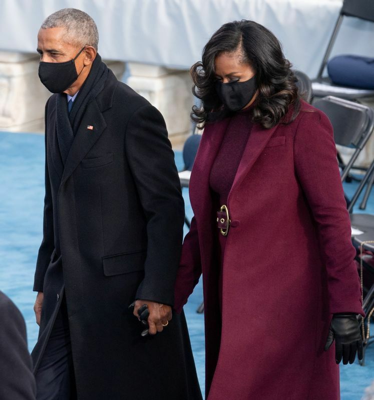 濃い赤紫色（プラム色）の衣装を着用し、大統領就任式に参加したミシェル・オバマ元大統領夫人（右）