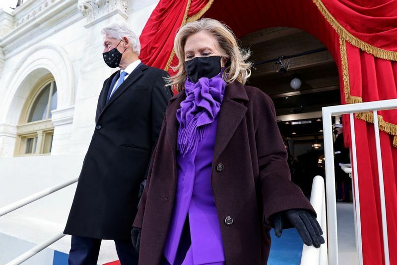 紫色の衣装を着て大統領就任式に参加したヒラリー・クリントン元国務長官