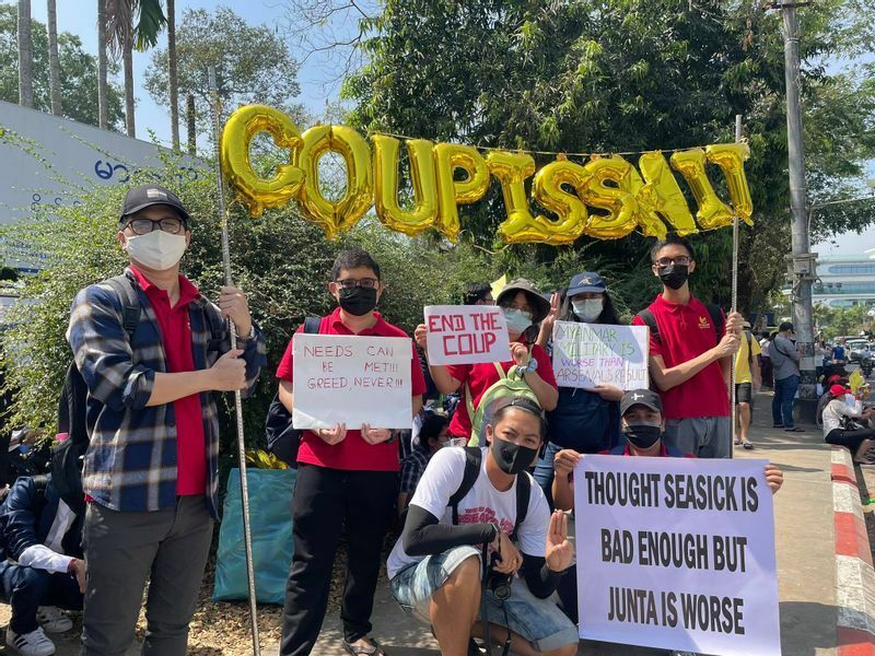 2月12日にヤンゴンにある在ミャンマー日本大使館前でデモを行った「東南アジア青年の船」参加者たち。COUP IS SHIT（クーデターはくだらないこと）と書かれた看板文字を掲げている（提供写真）